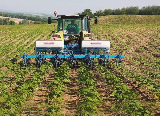 MX U308 homlokrakodó 90-100 LE traktorokhoz Homlokrakodó mechanikus párhuzamvezetéssel 3,85 m emelési magasság 1 650 kg teherbírás