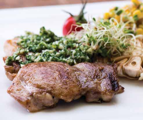 Fokhagymás csirkecombok tejszínes kukoricával A csirkecombokat sózzuk, borsozzuk, majd a közepesen forró grill rácson, olajjal enyhén