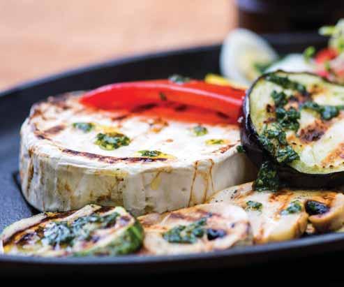 Bazsalikomos zöldségek grillezett camemberttel A cukkinit és a padlizsánt felkarikázzuk, a paradicsomokat felezzük, a