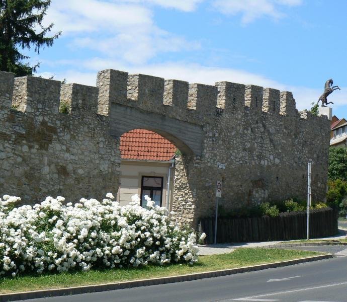 A Minaret az 1600 as években épült, A Mekka felé tájolt templomot Jakováli Hasszán Pasa építette a f?téren található Dzsámival együtt.