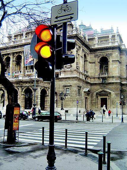 Jelzőlámpás forgalomirányítás - Budapest jelzőlámpás közúti forgalomirányító berendezéseinek üzemeltetése és fejlesztése 2014-2017 A szerződés időtartama 4 év (2014.01.01 2017.12.31.
