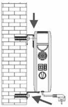 DE 8. Das Gerät hängen Sie auf die Aufhängehaken in der Wand auf und die unteren Distanzstützen befestigen Sie mit Hilfe der Holzschrauben in die Bohrlöcher in der Wand (Abb. 7). Abb. 7 9.