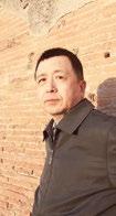 Xu Jun 1960-ban született Pekingben, napjainkban a pekingi Heishanhu-hegyen él és alkot. 1980-ban felvételt nyert a Kínai Központi Képzőművészeti Főiskola hagyományos kínai festészeti tanszékére.