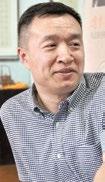 Yin Hailong A Kínai Nemzeti Művészeti Akadémia Kínai Pecsétvéső Művészeti Intézetének kreatív igazgatója, kutatója. A Xiling Pecsétművészeti Társaság (Xiling Seal Art Society) tagja.