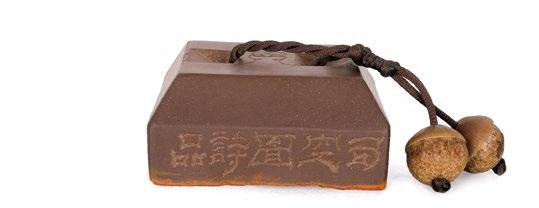 1993-ban felvételt nyert a Zhejiang Tartományi Képzőművészeti Akadémia (a jelenlegi Kínai Képzőművészeti Akadémia) kínai kalligráfia és pecsétvésés szakára, majd a 1997-es diplomázását követően a