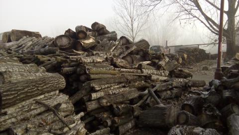 megfelelő tároló kapacitás A szabad ég alatt a faanyag pár éven belül