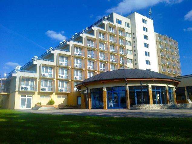 SZÁLLÁSHELYEK Hotel Azúr**** 8600 Siófok, Erkel F. u. 2/c. http://www.hotelazur.hu/ A szállodában kerül megrendezésre a kongresszus.