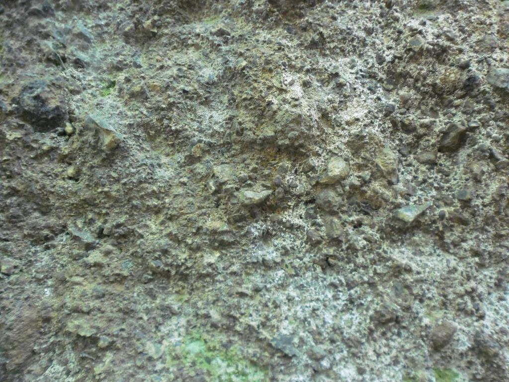 30 5. réteg A 3. réteghez nagyon hasonló. Vöröses színű, helyenként korházzöld mázzal, rosszul osztályozott, de attól eltérően finomabb vázú, a lapillikövek kisebb szemcseméretűek.