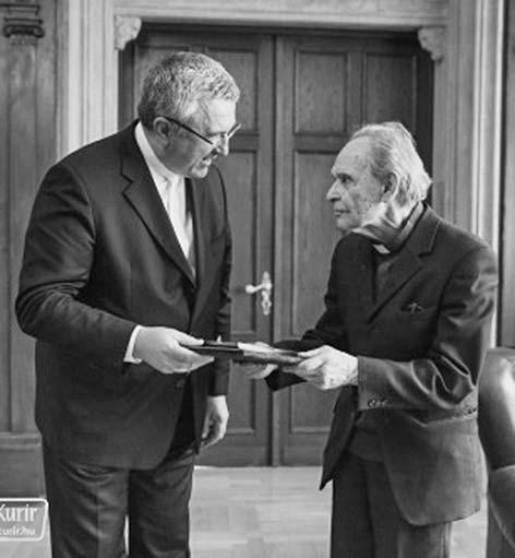 Pro Ecclesia Hungariae-díjban részesült Csókay Károly jezsuita A Magyar Katolikus Püspöki Konferencia Pro Ecclesia Hungariae díjat adományozott a kilencvenéves Csókay Károly jezsuita szerzetesnek.