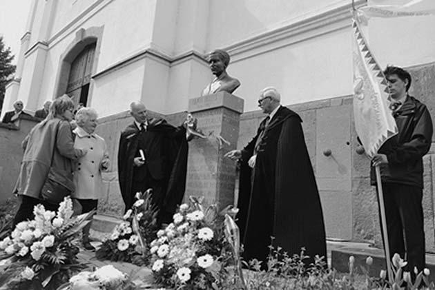 sértéseket. Segíteni kívánt abban, hogy a változások nyugodt körülmények között, önbíráskodás nélkül történjenek meg, ezért vállalt szolgálatot.