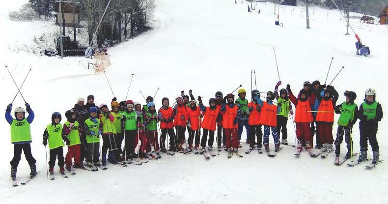 Štvrtáci na lyžiach Snehové podmienky vo februári sa menili zo dňa na deň, ale rozhodnutie začať lyžiarsky výcvik pre najstarších žiakov prvého stupňa bolo napokon v správny čas.