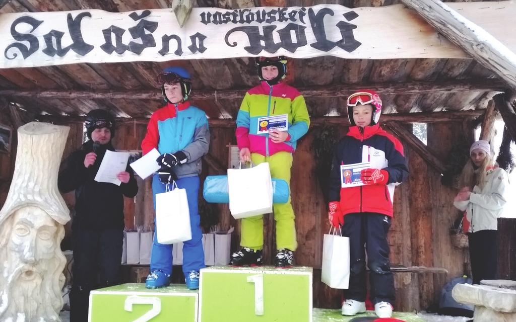 športe, dokážu pomôcť a pridať sa k vytvoreniu spoločného diela... počkanie vymysleli Zuzka, Kajo a Jaro. Jaro-učiteľ sa zároveň ponúkol, že môže fotografovať.