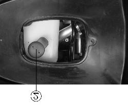 Motorolajszint ellenőrzés és utántöltés (csak Agora 2T-nél) Az olajcsere lépései (csak Agora 4T esetében) (Az olajcseréhez be kell melegíteni a motort) (1) Állítsa a motort középsztenderre szilárd,