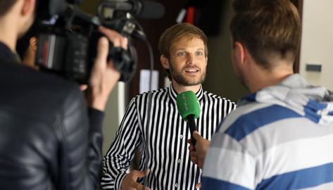 A zenekar frontembere elmesélte, a klip egy hangulatot fog meg, hiszen a sportoló hajnalban kel, amikor a város még alszik, és úgy látja az ébredező várost, de a korai órában ő már az edzésre készül.