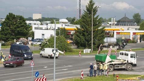 önkormányzat biztosította. A kivitelező munkát a Duna Aszfalt Kft. végzi.
