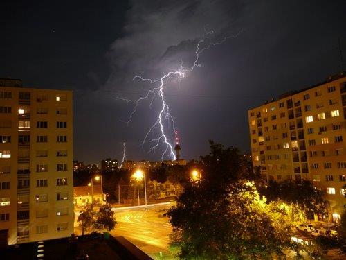 Az aktuális és a várható időjárási viszonyokról, az érvényben lévő riasztásokról és a figyelmeztető előrejelzésekről bővebb információkat a www.met.hu oldalon kaphatnak.