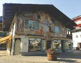 A nap zárásaként a mesekönyvbe illô Garmisch-Partenkirchen üdülôhelyen teszünk egy kellemes sétát: a történelmi Ludwigstraße patinás épületei, virágos házai és az alpesi