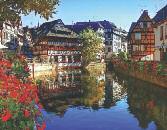 A délutánt Hollandia sajátos han - gulatú városában, Amszterdamban töltjük: Madame Tussaud s Panoptikum, Királyi Palota, Sirámok tornya, Virágpiac.