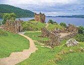 Invernessen áthaladva érkezés a legendás Loch Nessi szörny otthonába, a szörny történetét bemutató múzeum megtekintése és séta a tóparti Urquhart Castle kilátóhoz.