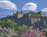 Útközben a Blackness Castle, vagy a Linlithgow Palace, Bannochburn (Robert Bruce csatahelye), majd a Stirling Castle és a Wallace Monument megtekintése, késôbb látogatás egy Whiskey Distillerybe.