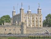 A londoni városnézés folytatása: délelôtt a hírhedt Tower of London felfedezése és a koronázási ékszerek megtekintése, majd séta a város egyik jelképévé vált Tower Bridge-en.
