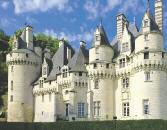 Délután a Loire völgyének egyik legszebb kastélyát, az Ussé-e kastélyt keressük fel, mely megihlette a nagy francia mesemondót, Charles Perrault-t is, és megírta a Csipkerózsikát.