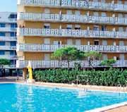 !) - közvetlen tengerparti, a nyugati zónában (Lido Altanea felé), kert, TV, légkondicionáló (felár!), balkon- tengerre néző is!, saját strand. (strandszerviz az árban!