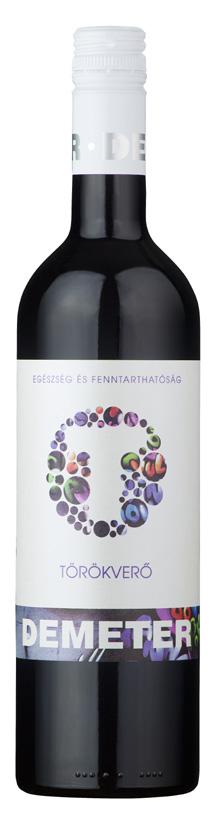 Rubinszínű, gyümölcsös bort készítettünk belőle, melyben a finom szekszárdi savak és a visszafogott tannin könnyed egyensúlyt alkot egymással.