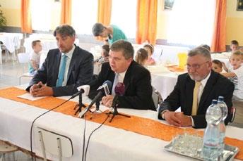 2 2017. június 26. INGYEN EBÉD A VAKÁCIÓ IDEJÉN IS Elkezdődött a nyári közétkeztetés az iskolákban. A hátrányos és halmozottan hátrányos helyzetű gyerekek minden nap ingyen kapnak meleg ételt.