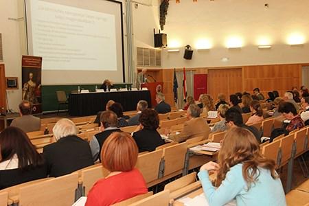 Plenáris előadások A konferencia első napján a plenáris előadások elsősorban az értékelés makroszintű problémáit vették górcső alá két témakörben (2: 21 28).