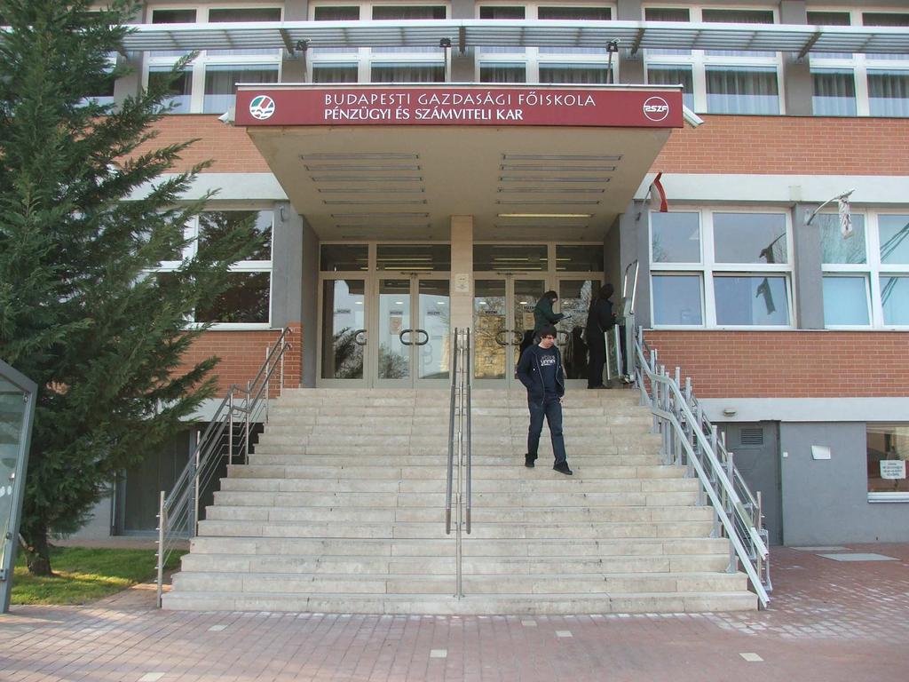 PSZK-A 01 A festéket felhasználás előtt gondosan fel kell keverni. Az alapfelületeknek száraznak, tisztának, por- és olajtól mentesnek kell lennie.