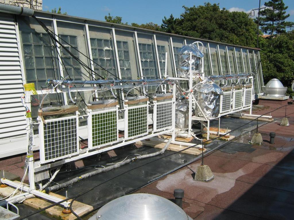 21. ábra Nagylaboratóriumi foto-bioreaktor, szabadba telepített, természetes megvilágítással A mellékletben szereplő tervrajz és a műszerezési terv alapján elkészíttettem és telepítettem a két