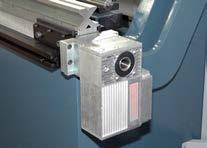 Opciók CYBELEC ModEva 15T színes, grafikus CNC vezérlés érintőképernyővel és PC softwarerel DELEM DA58T CNC vezérlés DELEM DA66T CNC vezérlés DBend CAD/CAM Software Rtengely
