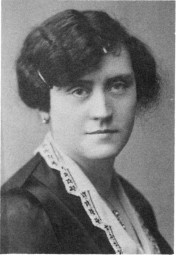 Tanári működését a lőcsei állami leányiskolában 1913-ban kezdte el. Az I. Világháború szerencsétlen befejezésekor került rövid időre a szombathelyi leánygimnáziumba.