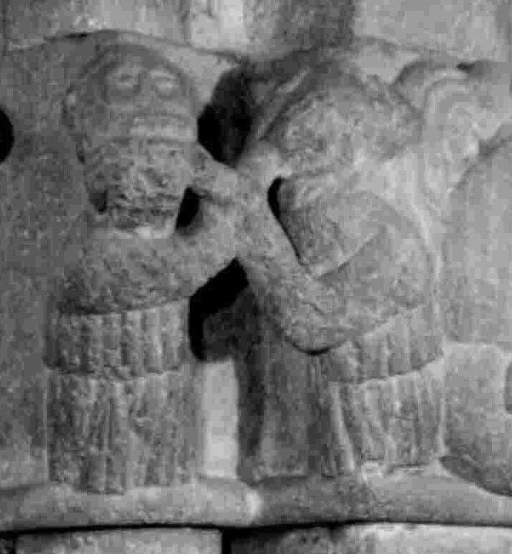 Kárpátalja, Ukrajna) templomaival. A déli kapu és homlokzat Két tündér repítette a csodálatos ezüst harangot a Karcsa felett, amikor a boszorkányok űzőbe vették őket.