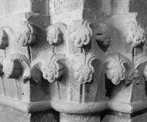 A kapu bélletet 3 oszloppár képezi. Fejezeteik kőanyagukban és világos színükkel is elkülönülnek a kapuzat többi elemétől. A templomon körülfut a szépen tagolt, klasszikus rendet idéző lábazat.