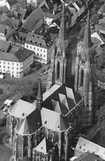 Bejutva a palota termeibe feltárul előttünk a csodálatos, pompázatos festett termek sora. A káprázatos stukkók, színes csempék, látványában fürödve, a történelem fonala hullámzik a zarándokok fejében.