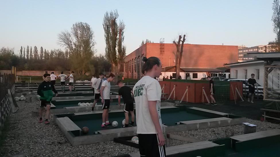 1998/1999/2000-ben születettek Első áprilisi mérkőzéseinket az Airnergy ellen vívtuk hazai környezetben.
