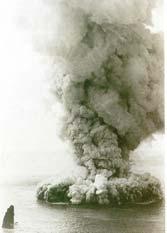 Robbanásos kitörések dia - 7 Robbanásos vulkáni kitörések Magmás explozív vulkáni kitörések: oka: magmában oldott illók kiválása