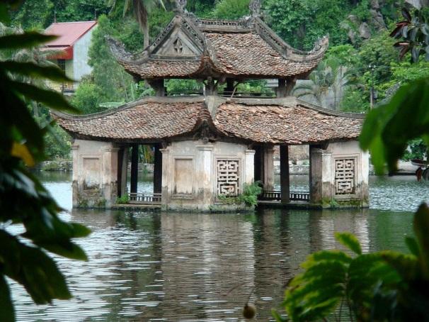 EXTRA NAP HANOIBAN - FÉLNAPOS KIRÁNDULÁS A FARMVIDÉKRE Reggeli után indulunk egy kellemes autózásra Hanoi farmvidékén keresztül. Mai első uticélunk a Thay Pagoda.