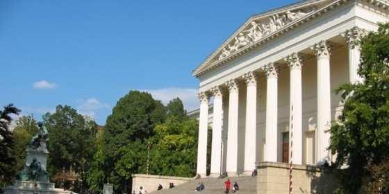 Közgyűjtemény A közgyűjtemények évszázadok óta kulcsszerepet játszanak a nemzeti kulturális identitás megőrzésében, a nemzeti hagyományok átörökítésében és kiemelt felelősségük van a kulturális