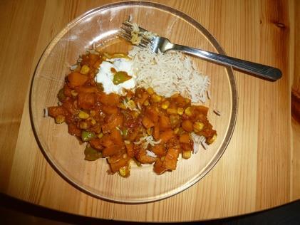 3 lábosban az olajat felforrósítjuk, a kétféle hagymát üvegesre pároljuk. Hozzáadjuk a gyömbért és a curryt, ezzel még - percig pirítjuk. Hozzáadjuk a paprikát, további 3 percig pirítjuk.