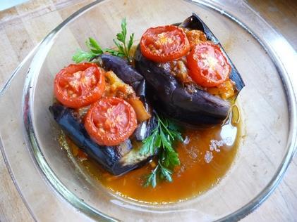 A húst apró kockára vágjuk. Egy teflon serpenyőben forró olajon kicsit pirítjuk (nem kell keverni), megzzuk, ozzuk, megszórjuk apróra vágott petrezselyemmel, metélőhagymával.