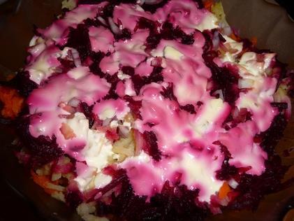7 dkg lila hagyma és ½ dl kefir tojássárgája kk. olaj édesítőszer kk. mustár 7 9 55 5 7 A céklát, krumplit, répát külön-külön megfőzzük. Ha kihűlt, meghámozzuk, lereszeljük.