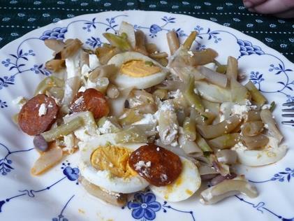 A csirkemell filét kisebb darabokra vágjuk, megzzuk, ozzuk. Kisebb tűzálló cseréptálat (jénait) kibélelünk a sliced baconnal. A húst felvert tojásba és sajtba forgatjuk, és a tálba rakjuk.