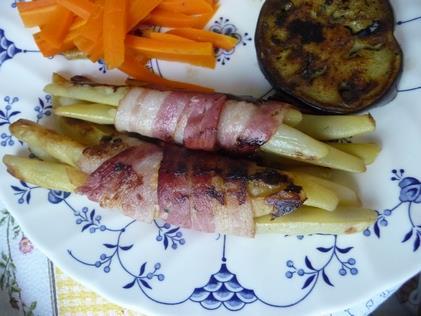3 Néhány szép levéllel kibélelünk egy tálat, a többit apróra tépdeljük és a tál aljára szórjuk. Ráhalmozzuk a majonézes keveréket, a félretett diógerezdekkel, zellerzölddel díszítjük.