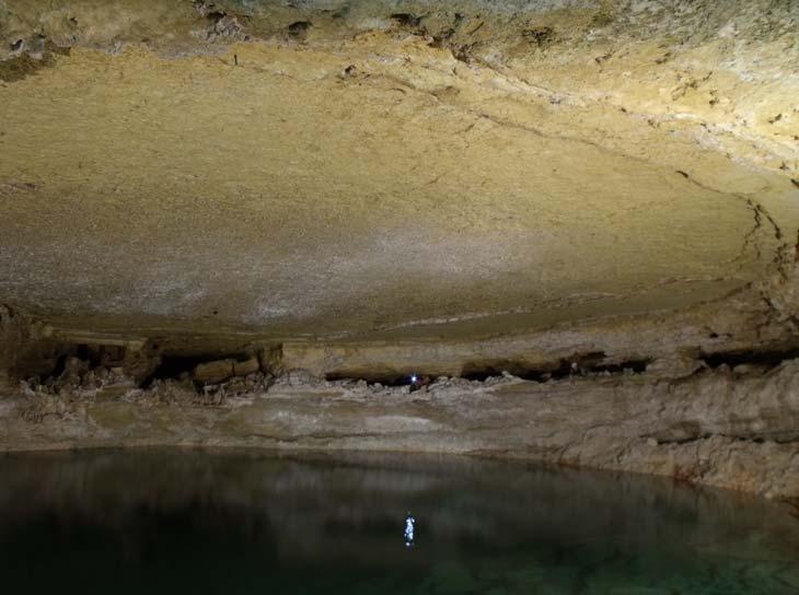 A Berger-barlang mindkét, több mint 25 méter átmérőjű