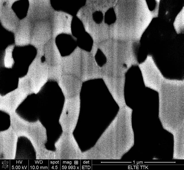 3.10. ábra: HPT deformációnak kitett Zn-22Al ötvözet SEM képe nagyobb nagyításban A Quanta 3D SEM/FIB nagyfelbontású pásztázó elektronmikroszkóppal készített képeken egyértelműen látszik, hogyan