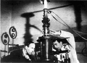 1969) elektromérnökkel együtt megépíti a világ első transzmissziós elektronmikroszkópját (1.3. ábra).