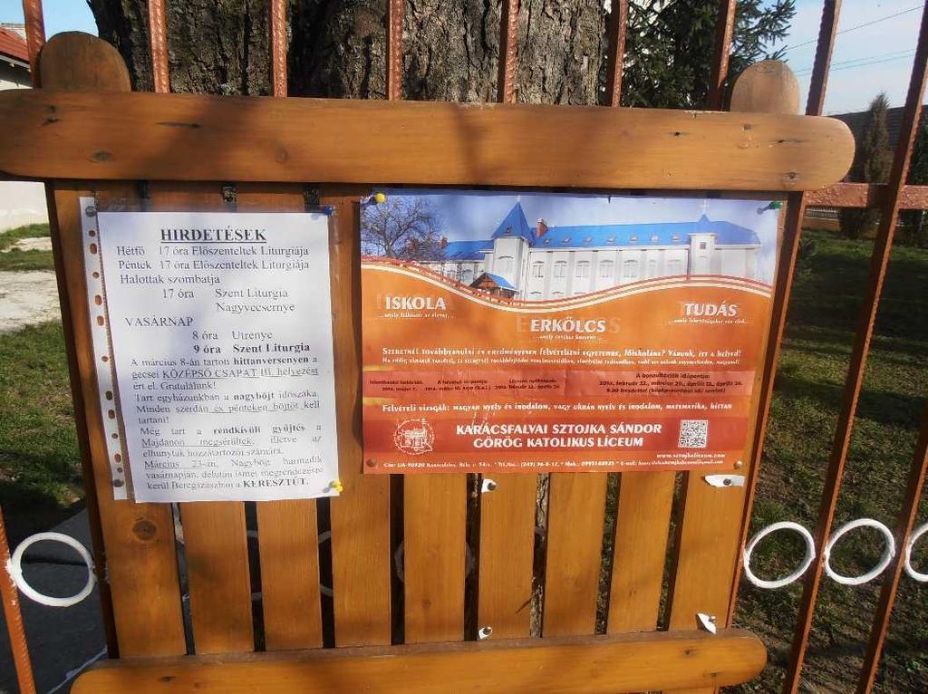 A 2012-es nyelvtörvény gyakorlati alkalmazása 201 15. kép. Hirdetőtábla a görög katolikus templom kerítésén 16.